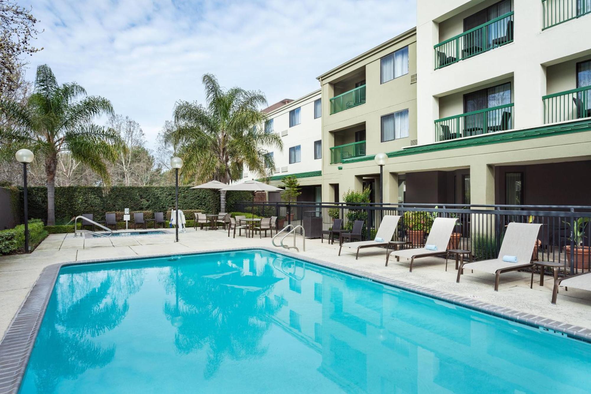Courtyard By Marriott Stockton Hotel Exterior foto